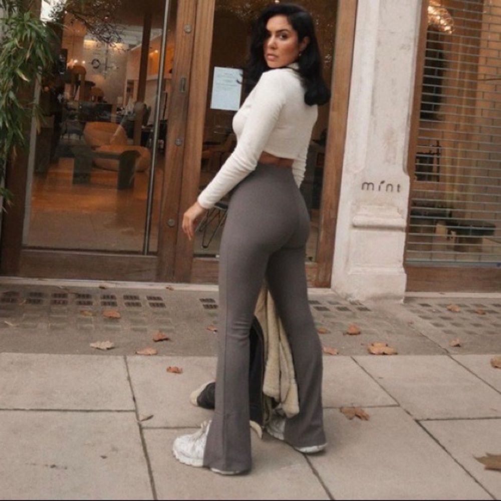 Zara • Grey ribbed knit flare leggings